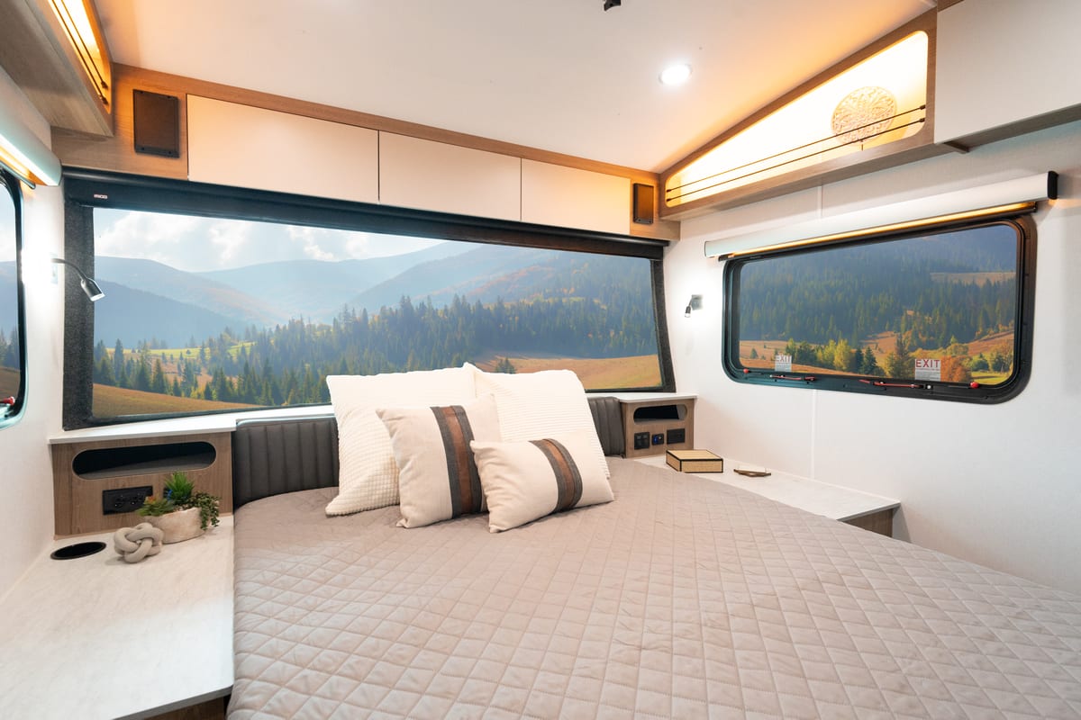 Aucta Sycamore queen bed interior